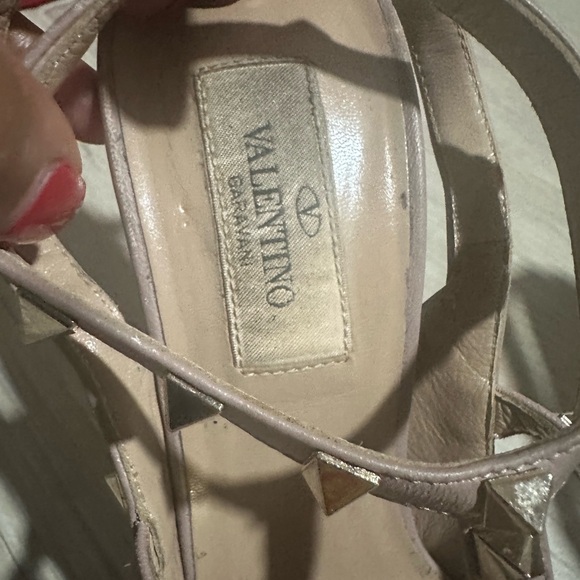 Valentino Garavani Black and Tan Rockstud Heels - Picture 3 of 11